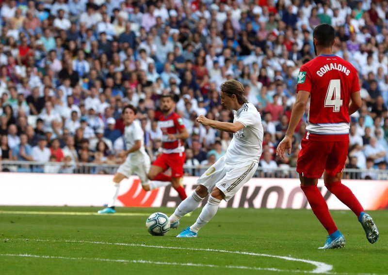 Luka Modrić zabio jedan od svojih najljepših golova, Real vodio 3:0 ali i drhtao za pobjedu