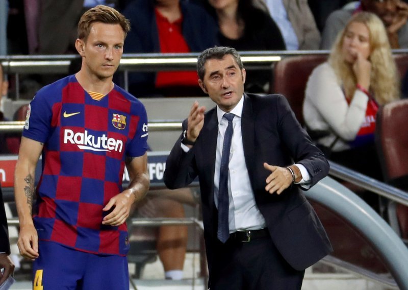 Navijači Barcelone pokazali što misle o Rakitiću: Ernesto Valverde ostao u šoku kada ga je uvodio u igru