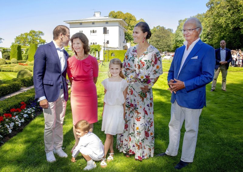 Švedska kraljevska obitelj upravo je postala znatno manja: Kralj Karlo odlučio se na drastičan korak kako bi zaštitio svoje unuke