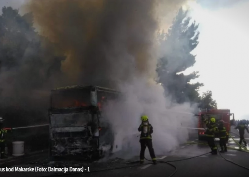 Autobus pun turista zapalio se kod Makarske: Vozilo u potpunosti izgorjelo, vatrogasci su još na terenu