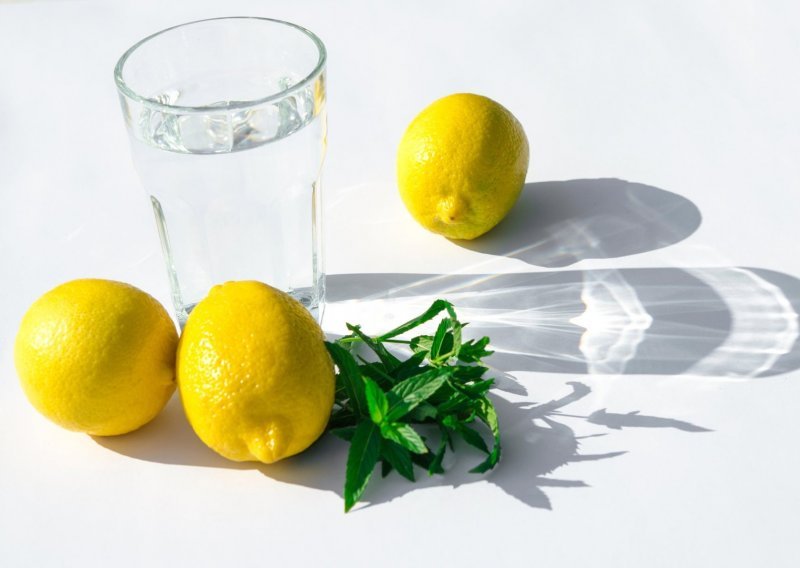 [VIDEO] Nije svejedno kad i kako pijete vodu s limunom, a evo i zašto