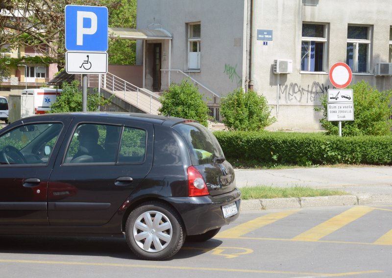 Krivotvorio znak pristupačnosti kako bi parkirao na mjestima za invalide
