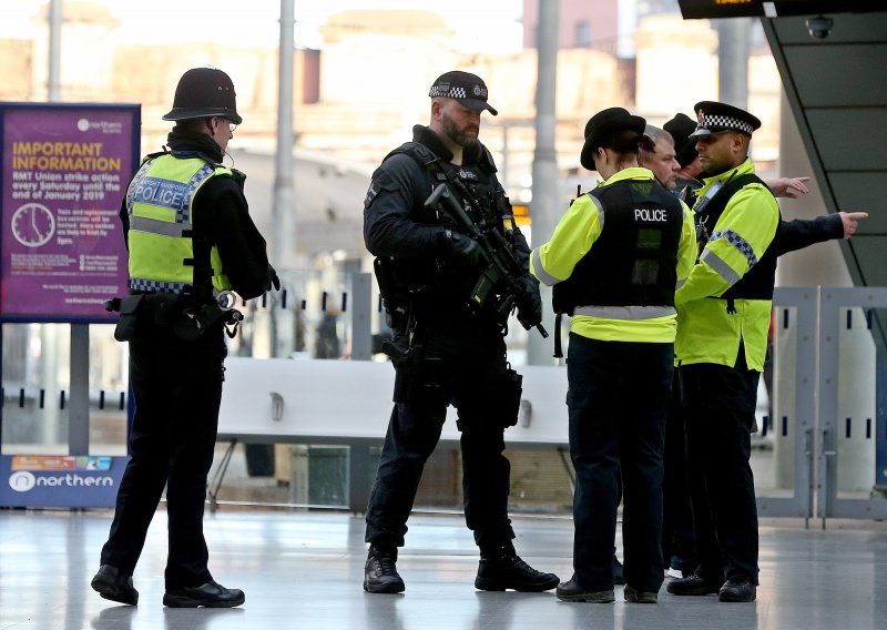 Četvero ozlijeđenih u napadu nožem kod trgovačkog centra u Manchesteru