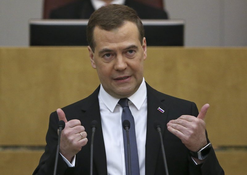 Medvedev: Na pragu smo novog Hladnog rata