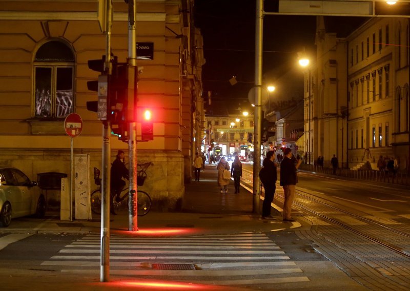 U Zagrebu postavljen semafor koji upozorava pješake zadubljene u mobitele