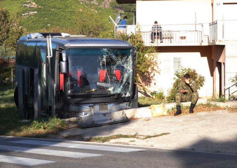 Težak sudar dva autobusa, u jednom su bila djeca, u drugom vojnici. Žena poginula, 14 ozlijeđenih