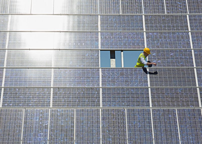Teslini solarni paneli planuli na kući žene iz Kolorada