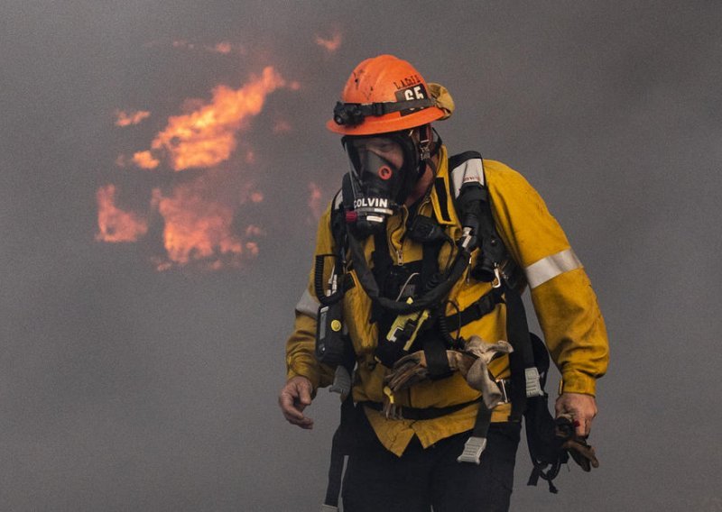 Buknuo požar u Kaliforniji, evakuira se stanovništvo - bez struje ostalo 200.000 domova i tvrtki
