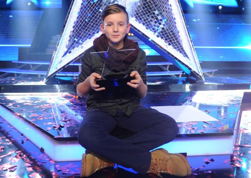 Dino Miklaužić je pobjednik druge sezone dječjeg glazbenog showa