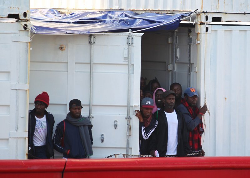 U Belgiji pronađeno 12 preživjelih migranata u kamionu hladnjači