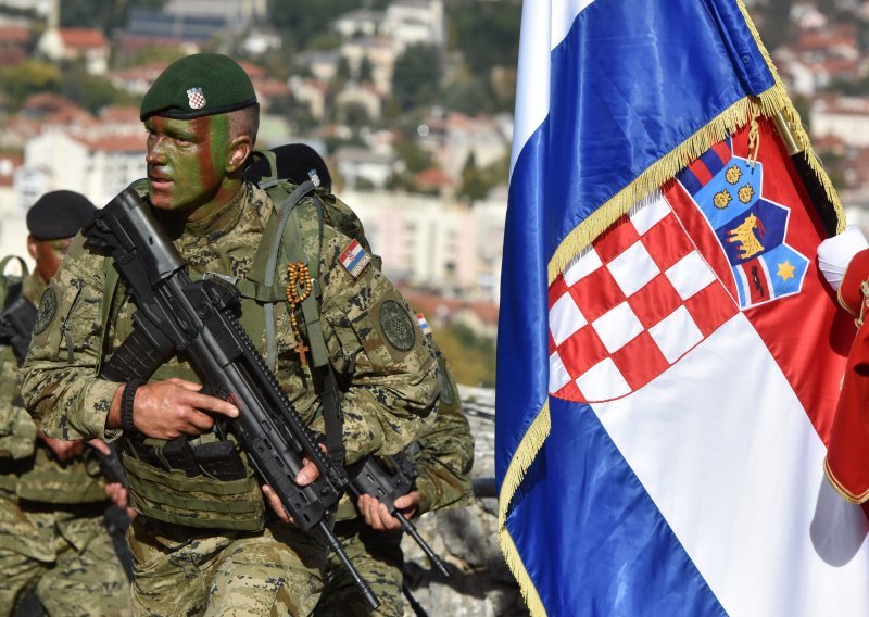 [VIDEO/FOTO] Pogledajte kako je izgledao dolazak novih vođa Hrvatske vojske na Kninsku tvrđavu