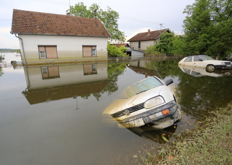 Evo kako prepoznati rabljeni automobil koji je bio u poplavi