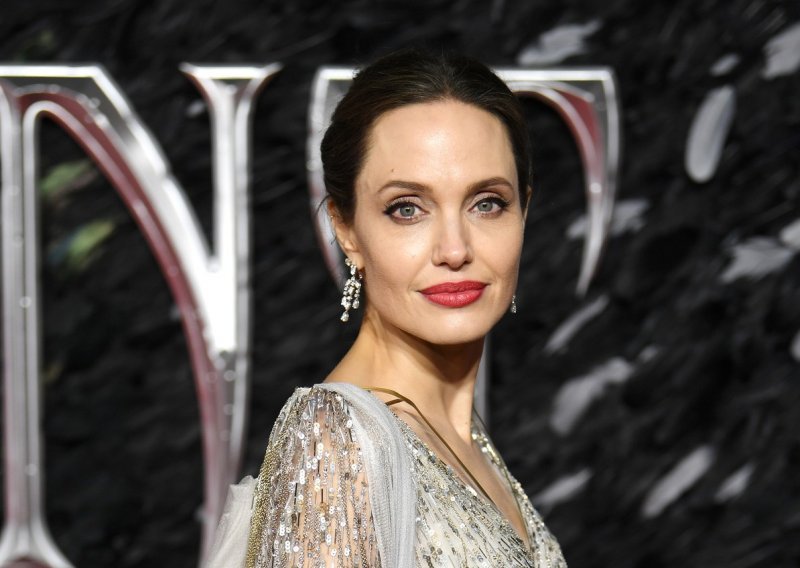 Angelina Jolie se skinula gola za poznati časopis i otkrila značenje omiljene tetovaže koju je napravila s 20 godina