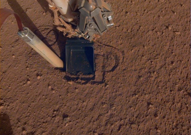 Kad sve drugo zakaže: NASA je uspjela popraviti robota na Marsu naredivši mu da se udari lopatom
