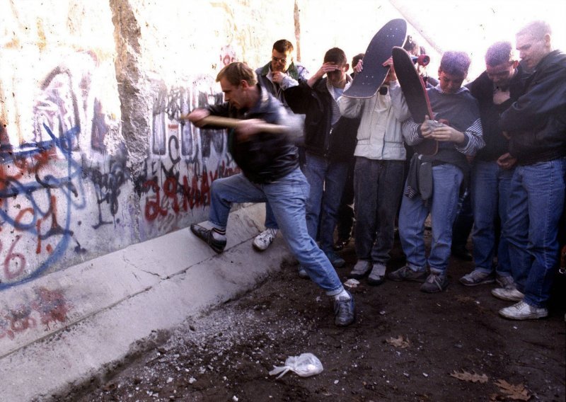 Prošla su tri desetljeća od rušenja Berlinskog zida, ali su cigle i dalje tu