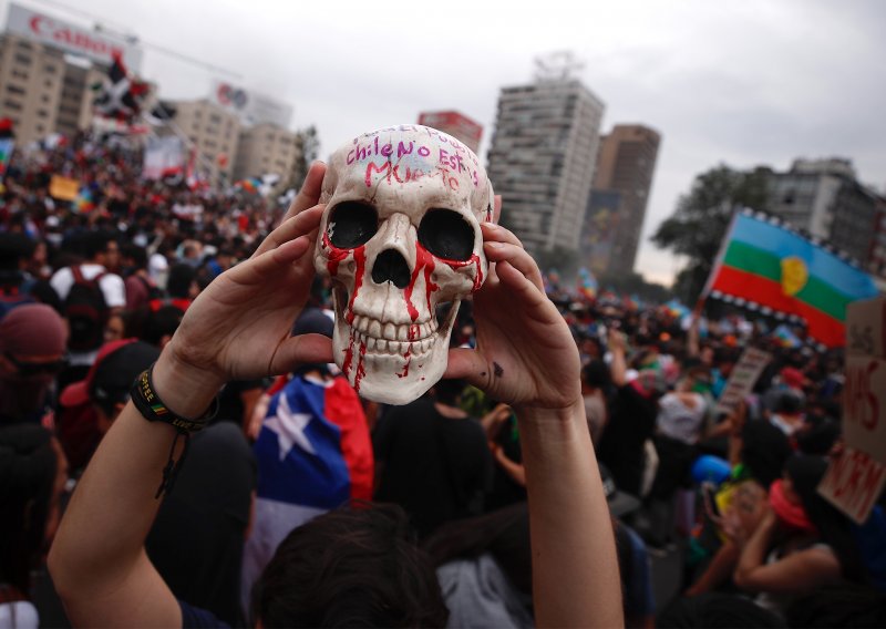 Deseci tisuća ljudi zauzeli su ulice čileanskoga glavnoga grada Santiaga