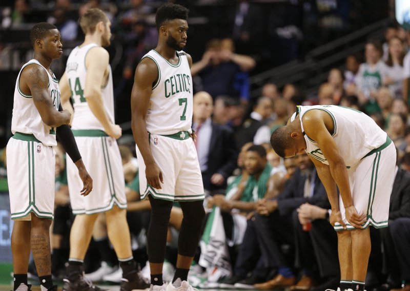 Boston Celticsi razbili San Antonio Spurse, ali cijelu večer u NBA ligi zasjenila teška ozljeda Gordona Haywarda