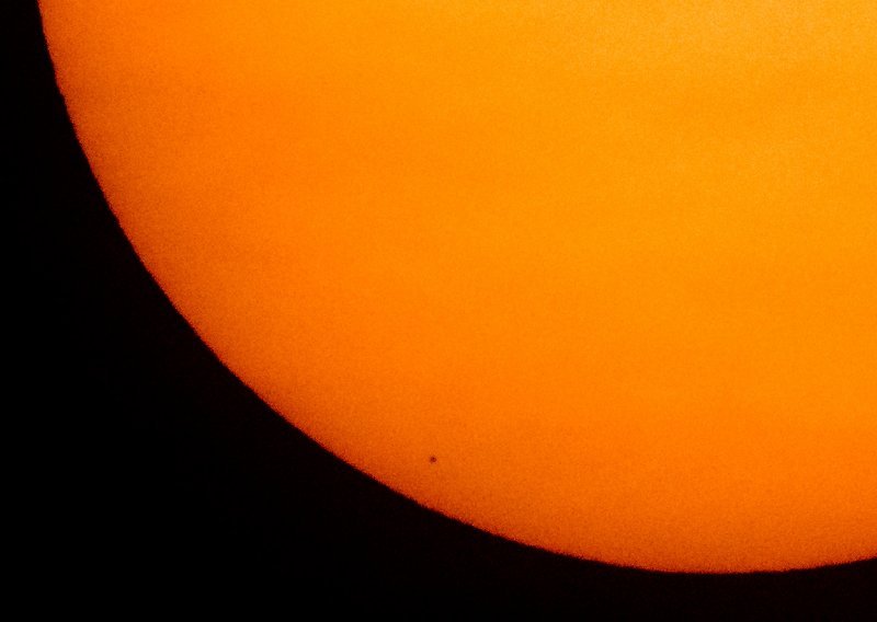 [FOTO] Rijetki nebeski show: Merkur prošao ispred Sunca i izazvao minijaturnu pomrčinu
