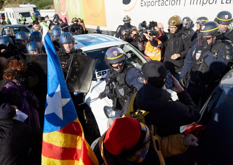 Nemiri iz Katalonije prelili se u Francusku, reagirala interventna policija