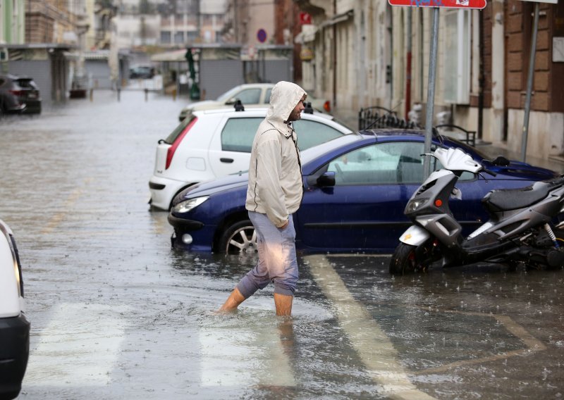 More poplavilo slovensku pomorsku upravu u Kopru: Ne rade im telefoni, a smočila im se i dokumentacija