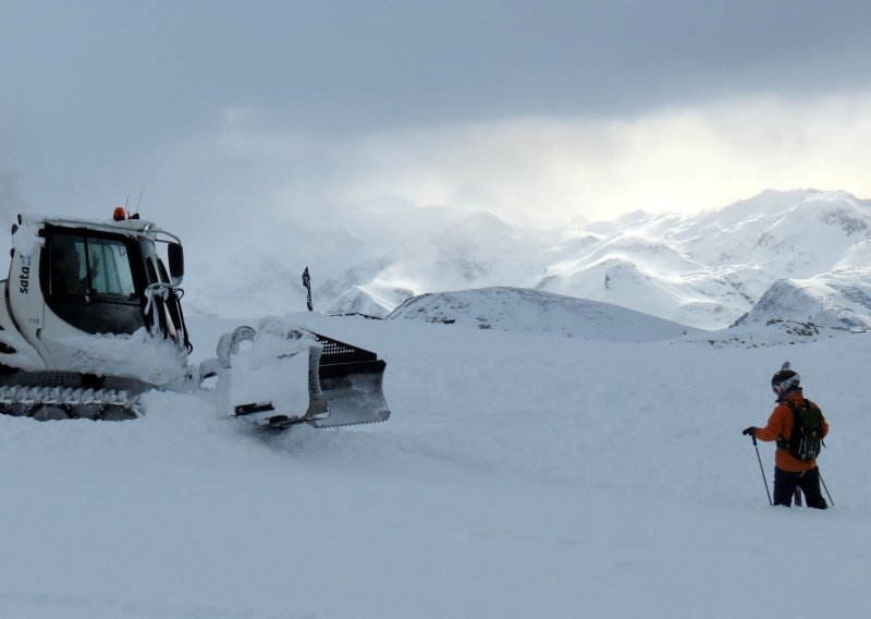 Pao snijeg u Austriji, gotovo deset tisuća domova bez struje