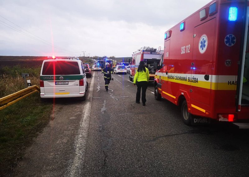 U Slovačkoj u sudaru autobusa i kamiona najmanje 12 poginulih, među žrtvama su i srednjoškolci