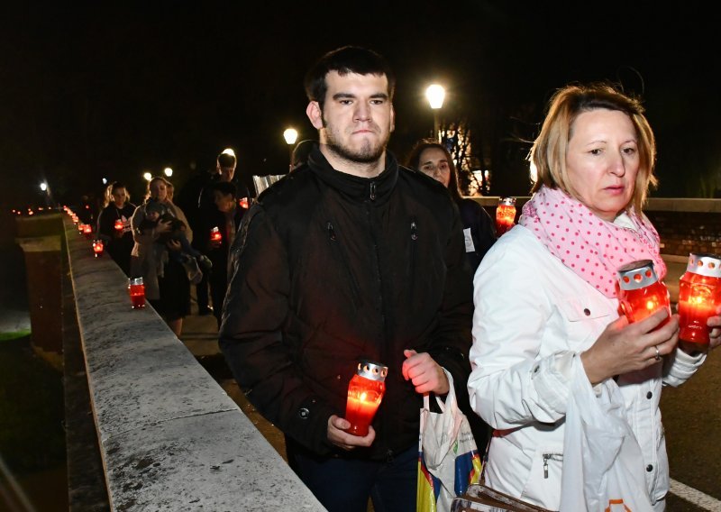 Diljem Hrvatske građani spontano pale svijeće za žrtve Vukovara i Škabrnje