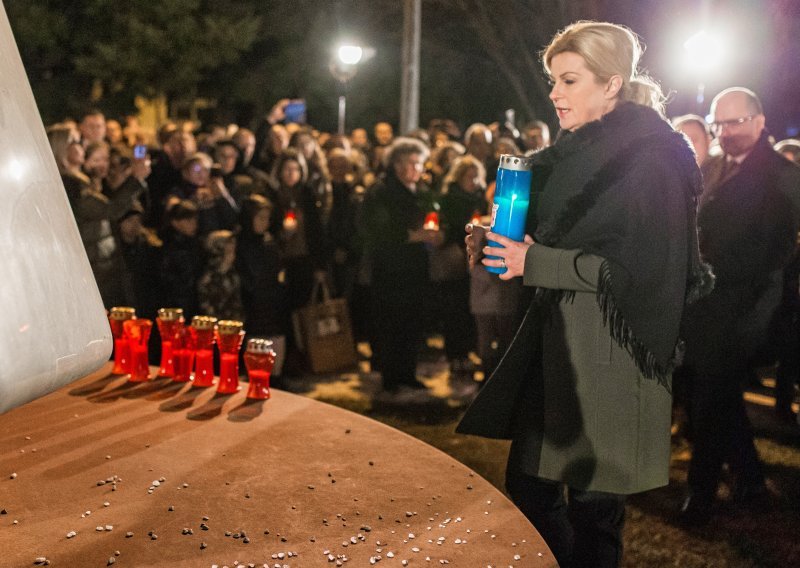 Molitva kod spomen-obilježja u dvorištu vukovarske bolnice, svijeću upalila i predsjednica Grabar Kitarović