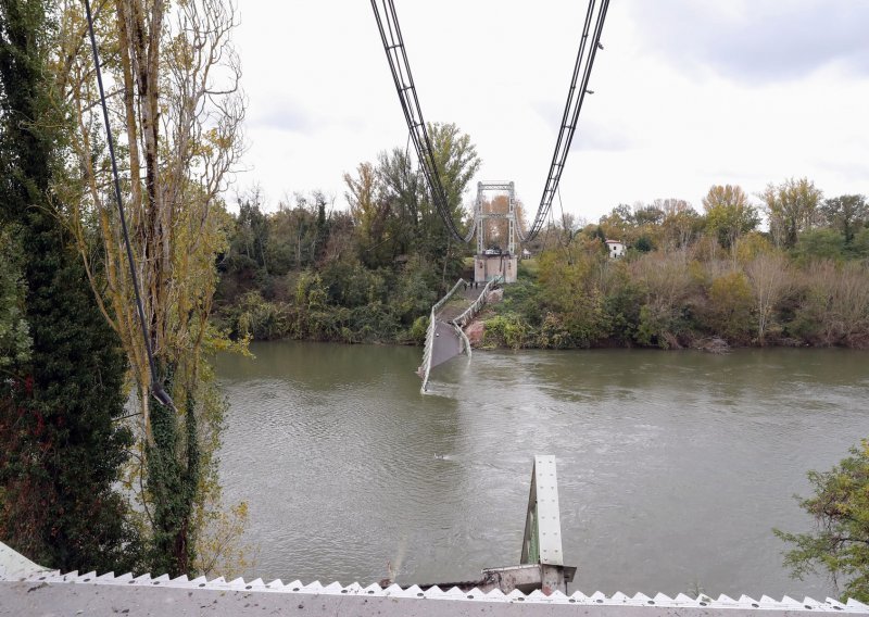 Tragedija u Francuskoj: Dvoje ljudi poginulo u rušenju mosta