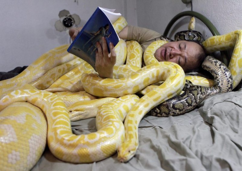 Filipinac spava sa zmijama i čita im u krevetu