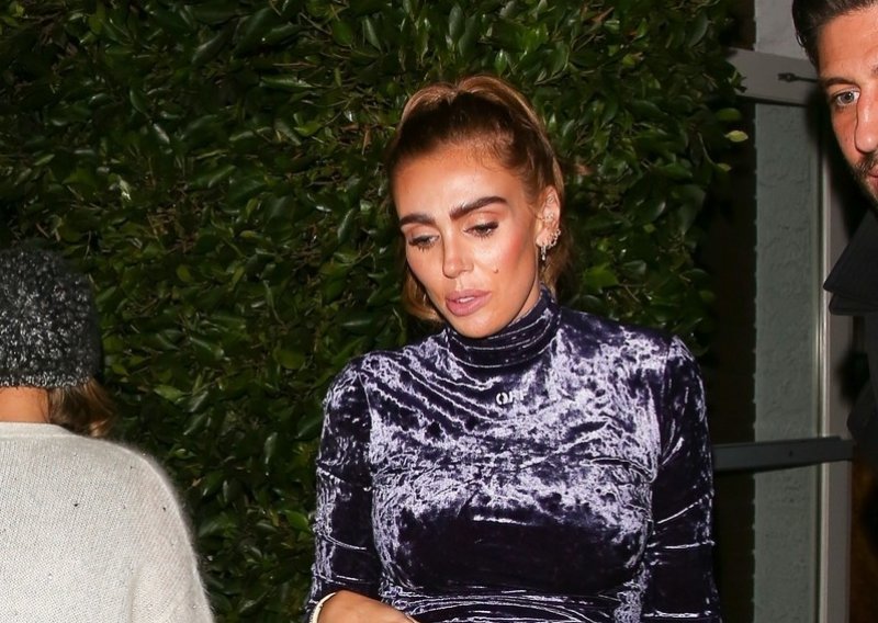 Petra Ecclestone pokazala trudnički trbuščić na večeri sa zaručnikom