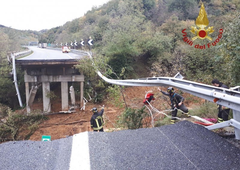 [VIDEO] Uslijed nevremena u Italiji se urušio vijadukt na autocesti A6