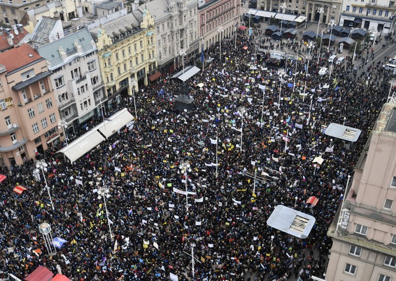 Policija ne želi objaviti koliko se prosvjednika okupilo na Trgu bana Jelačića, evo procjene sindikata