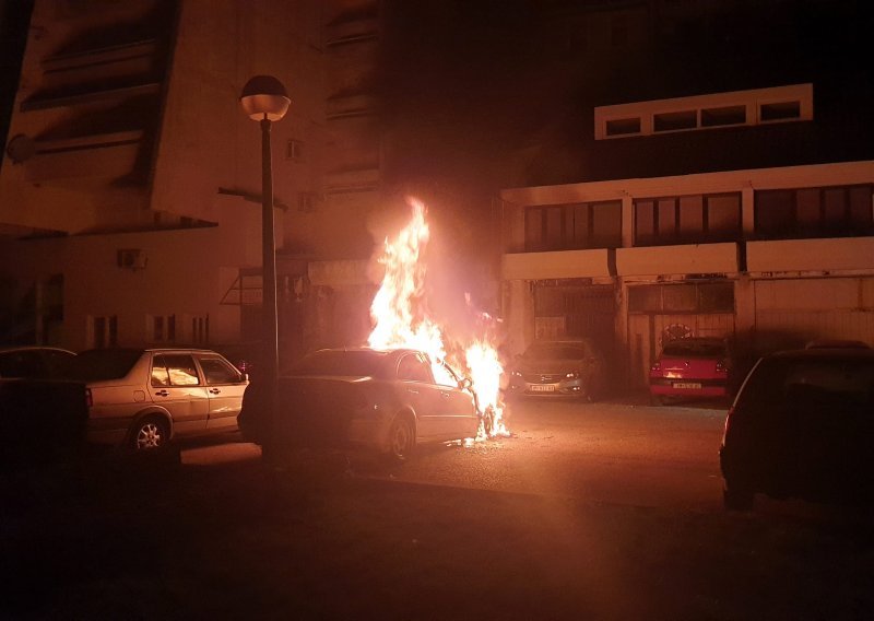 [FOTO/VIDEO] Usred noći u Imotskom izgorio skupocjeni automobil, susjede probudio miris paljevine