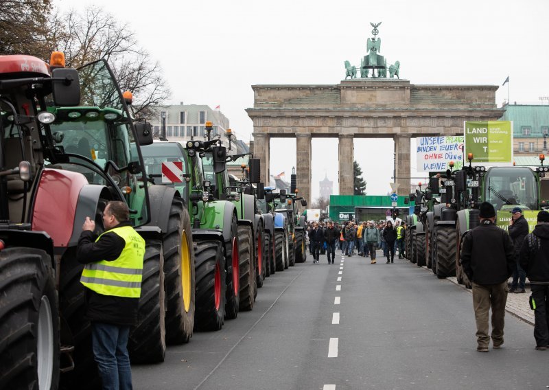 Farmeri blokirali Berlin; tisuće traktora na ulicama grada