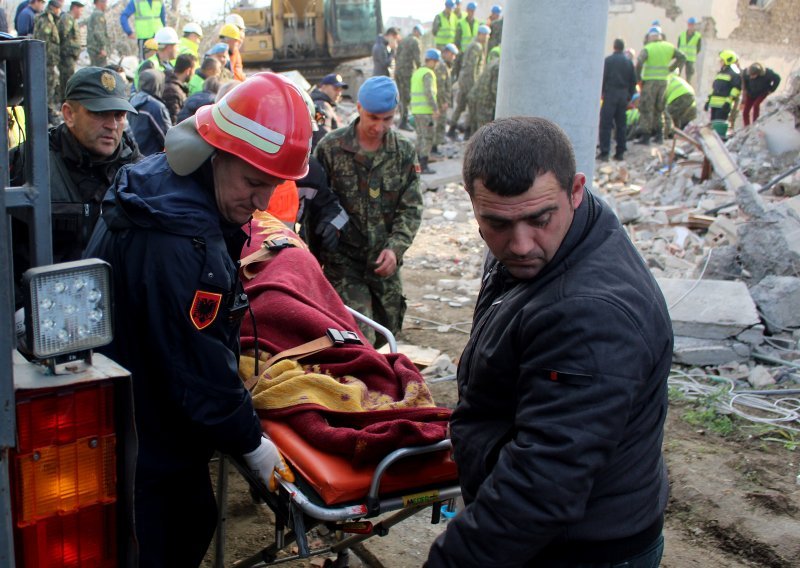 Broj mrtvih u potresu u Albaniji porastao na 27; izvučeno 48 preživjelih