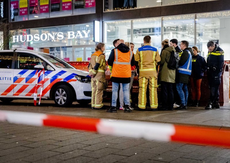 [FOTO] Dvoje mrtvih u terorističkom napadu u Londonu; nekoliko ranjenih nožem u Haagu