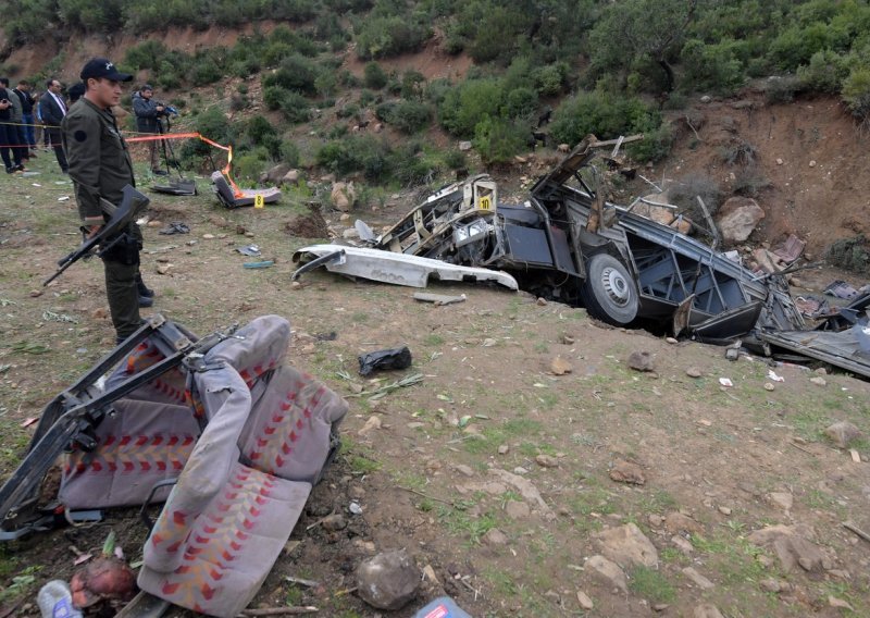 Autobus s tuniškim turistima sletio u provaliju, najmanje 26 mrtvih