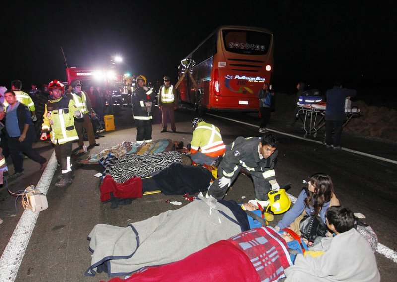 Najmanje 10 poginulih u prevrtanju autobusa u Čileu