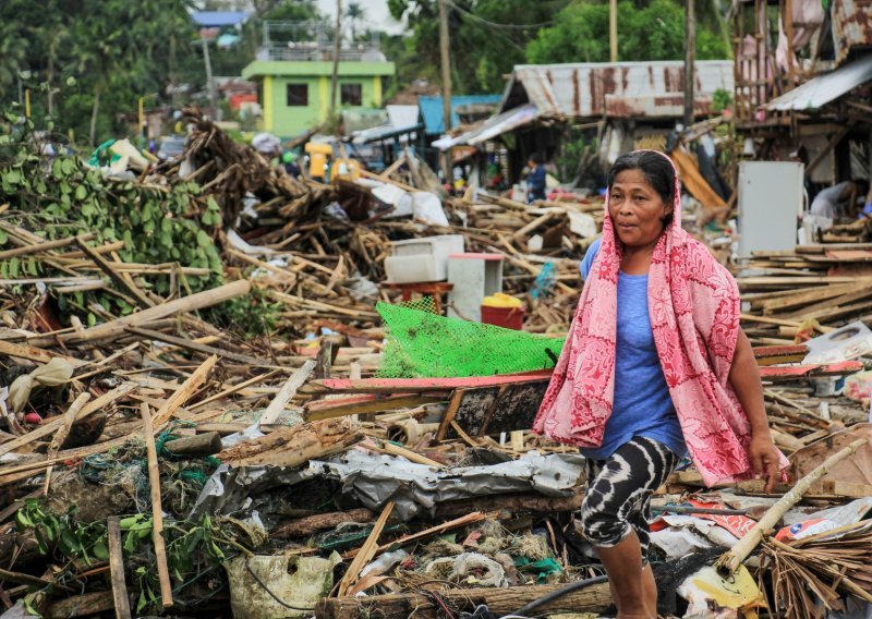 Tajfun na Filipinima ubio 13 osoba