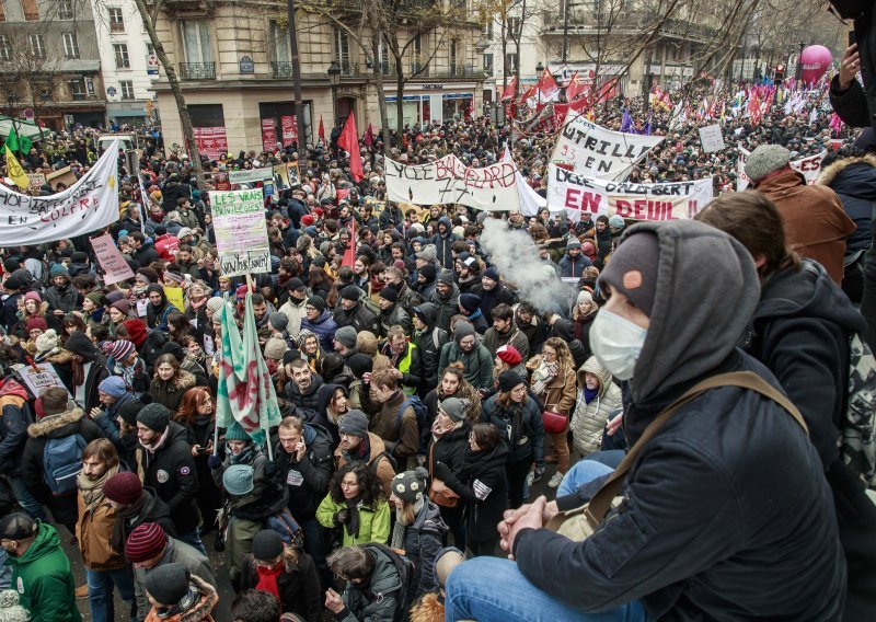 Više od 500.000 ljudi na ulicama Francuske protiv mirovinske reforme