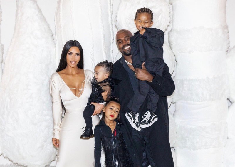 Sve samo ne tradicionalno ukrašen dom: Kim Kardashian svojim je božićnim dekoracijama zbunila obožavatelje