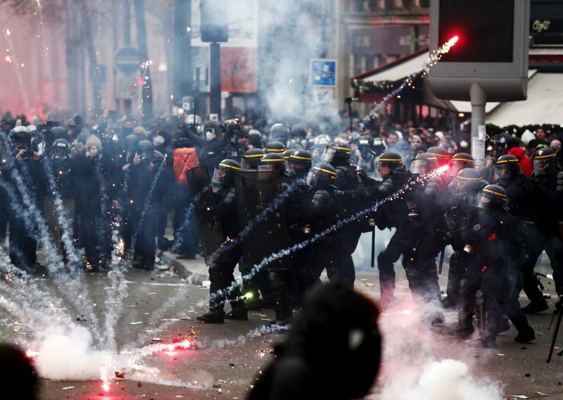 Nastavljeni prosvjedi u Francuskoj s blokadom cesta, sukobima u Parizu