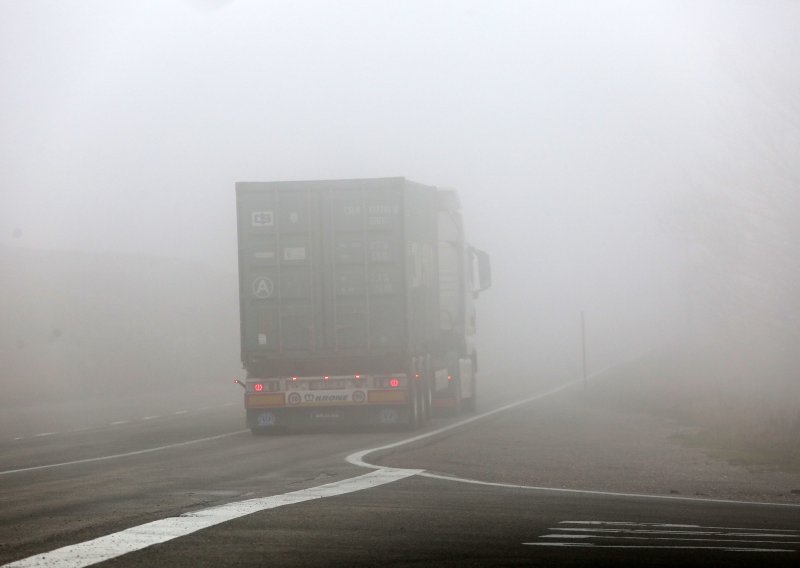 HAK upozorava na mjestimice vrlo gustu maglu na prometnicama