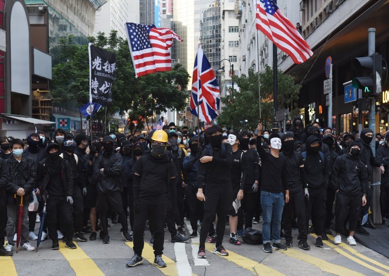 Tisuće prosvjednika odjevenih u crno prosvjeduje u Hong Kongu