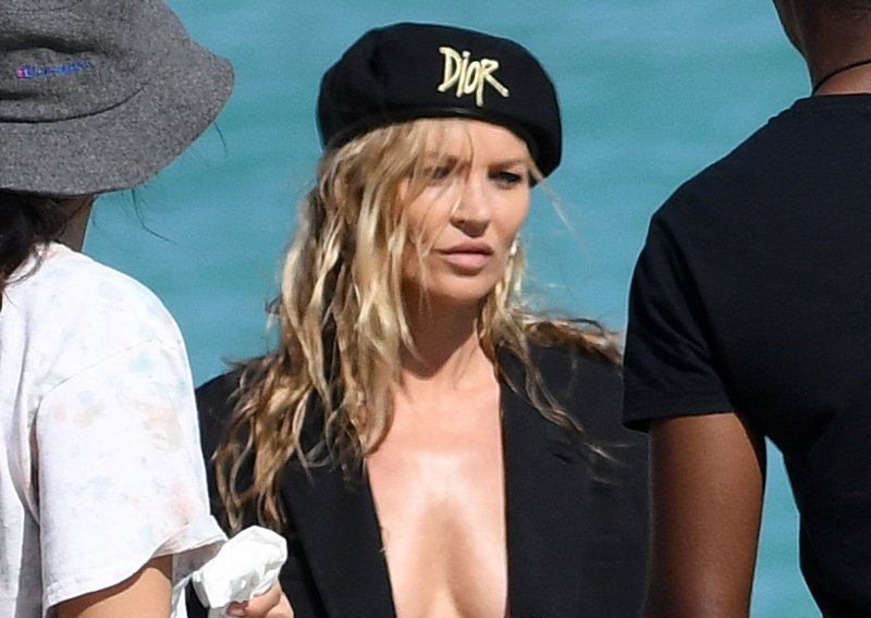 Kate Moss pokazala kako se to radi: Na plaži u Miamiju pozirala golih grudi