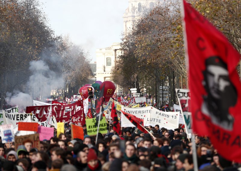 Macron poziva na prekid štrajkova tijekom blagdana