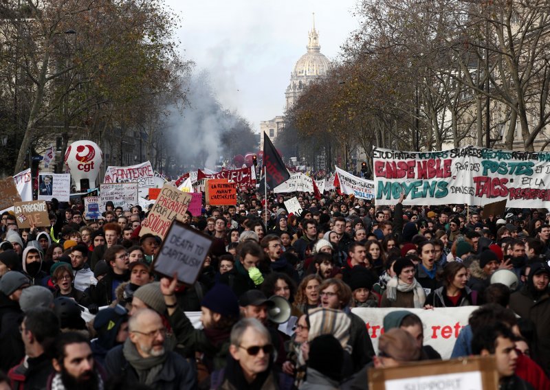 Macron podiže dob za odlazak u mirovinu, francuski sindikati pozvali na prosvjede i štrajkove