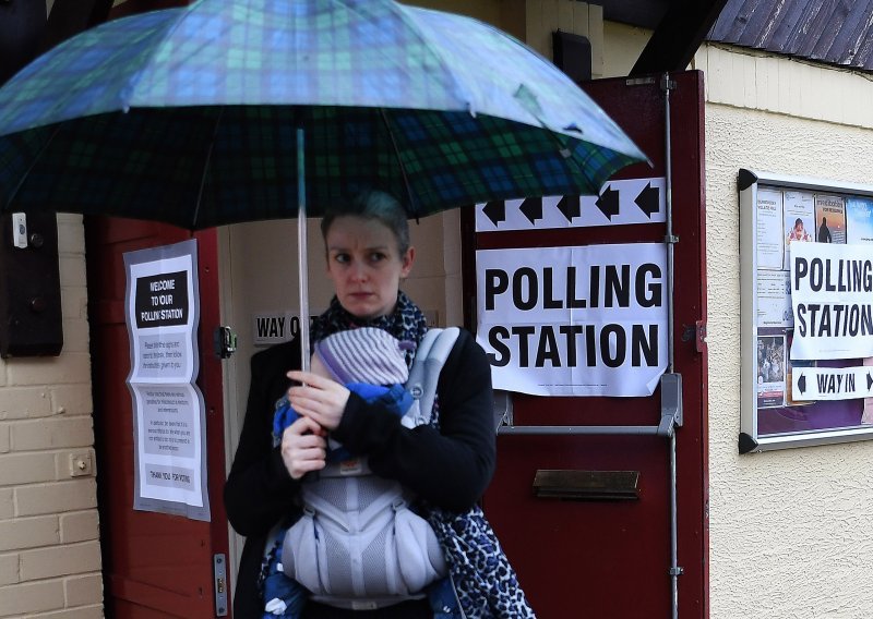 [FOTO] Uskoro se zatvaraju birališta na izborima u Velikoj Britaniji