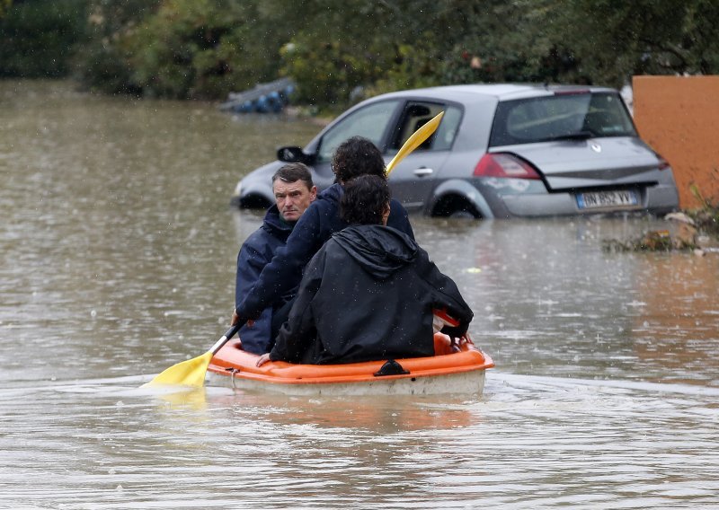 [VIDEO] U olujnom nevremenu na jugozapadu Francuske dvoje mrtvih, 400.000 domova ostalo bez struje